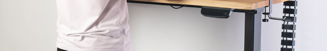 Ergonomický pracovní set PRO, který tvoří kancelářská židle a výškově nastavitelný stůl.