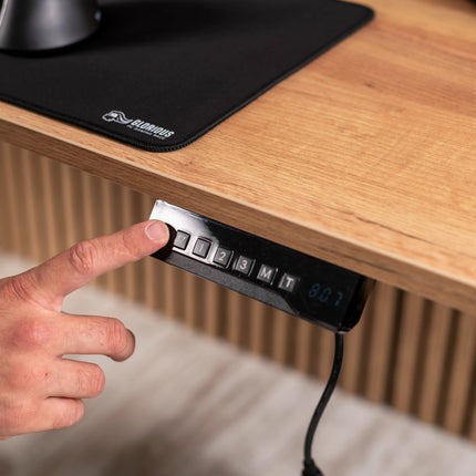 Ergonomický pracovní set Plus, který tvoří kancelářská židle a výškově nastavitelný stůl.