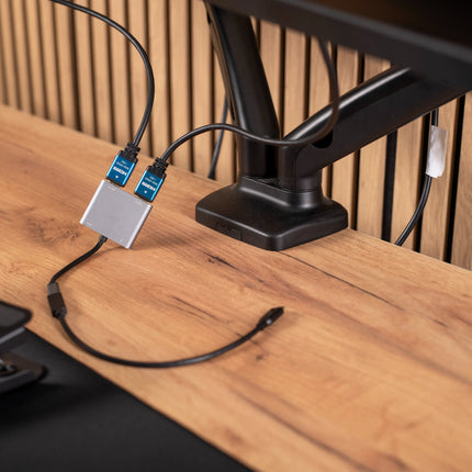 Ergonomický pracovní set Plus, který tvoří kancelářská židle a výškově nastavitelný stůl.