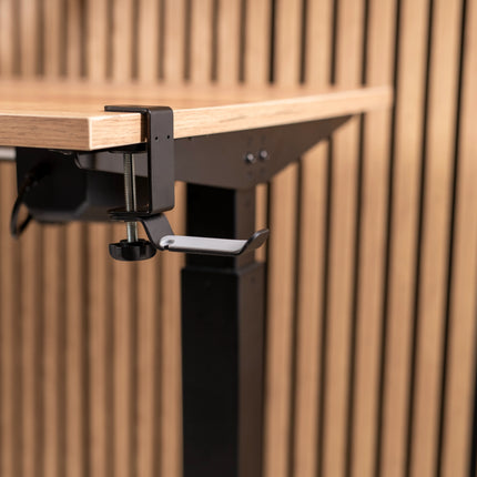 Ergonomický pracovní set Plus, který tvoří kancelářská židle a výškově nastavitelný stůl.